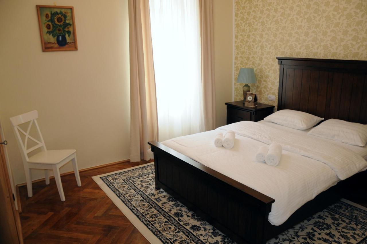 Black Gate - 2 Bedroom Apartment In The Heart Of Old Town With Free Private Secured Parking Brasov Exterior photo